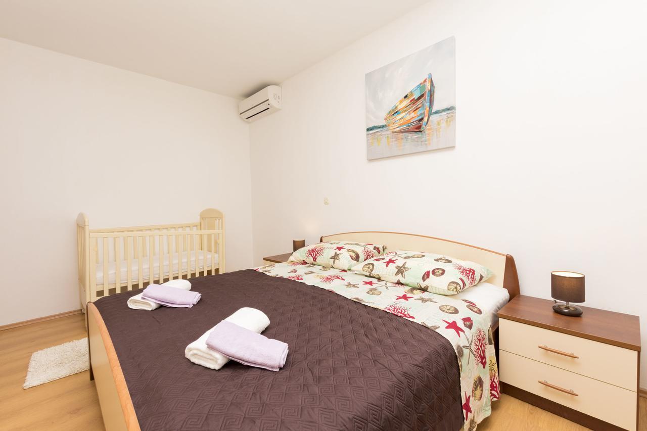 Apartment Petea Omis Phòng bức ảnh